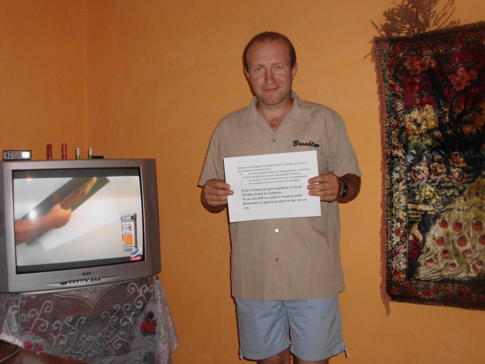 "Nu mai vreau să fii preşedintele ţării mele. Mi-e ruşine cu tine". IMAGINI şi MESAJE trimise pe banipentrubasescu@antena3.ro 264492