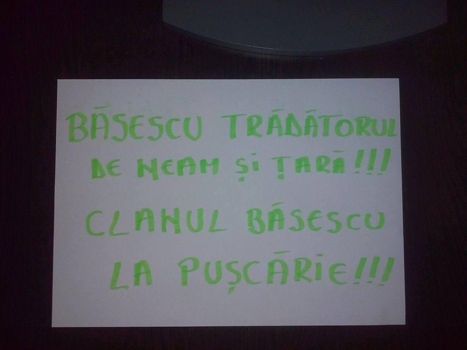 "Nu mai vreau să fii preşedintele ţării mele. Mi-e ruşine cu tine". IMAGINI şi MESAJE trimise pe banipentrubasescu@antena3.ro 264516
