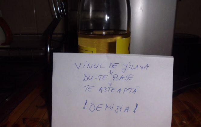 "Nu mai vreau să fii preşedintele ţării mele. Mi-e ruşine cu tine". IMAGINI şi MESAJE trimise pe banipentrubasescu@antena3.ro 264536