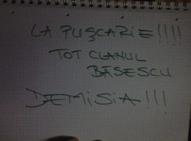 "Nu mai vreau să fii preşedintele ţării mele. Mi-e ruşine cu tine". IMAGINI şi MESAJE trimise pe banipentrubasescu@antena3.ro 264543