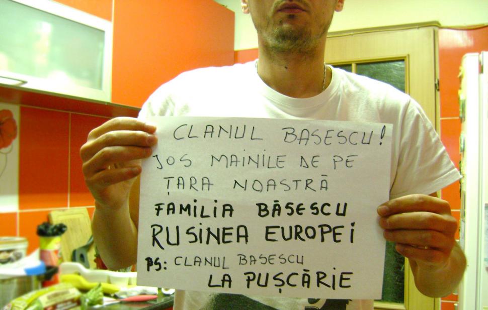 "Nu mai vreau să fii preşedintele ţării mele. Mi-e ruşine cu tine". IMAGINI şi MESAJE trimise pe banipentrubasescu@antena3.ro 264585