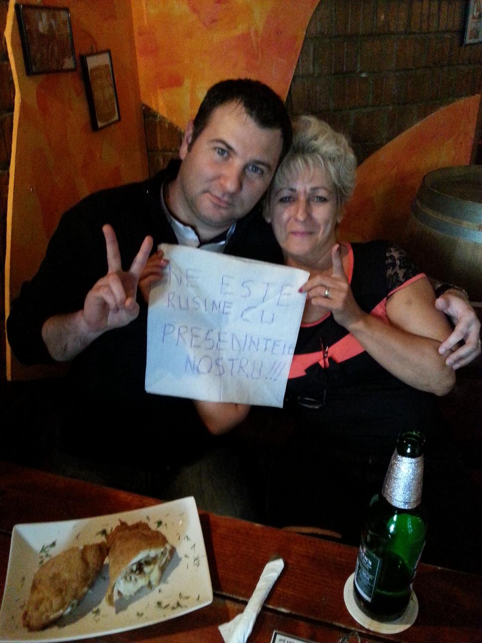 "Nu mai vreau să fii preşedintele ţării mele. Mi-e ruşine cu tine". IMAGINI şi MESAJE trimise pe banipentrubasescu@antena3.ro 264587