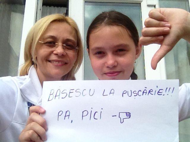 "Nu mai vreau să fii preşedintele ţării mele. Mi-e ruşine cu tine". IMAGINI şi MESAJE trimise pe banipentrubasescu@antena3.ro 264588