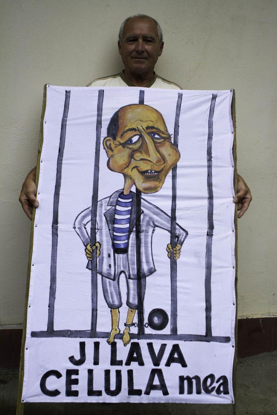 "Nu mai vreau să fii preşedintele ţării mele. Mi-e ruşine cu tine". IMAGINI şi MESAJE trimise pe banipentrubasescu@antena3.ro 264605