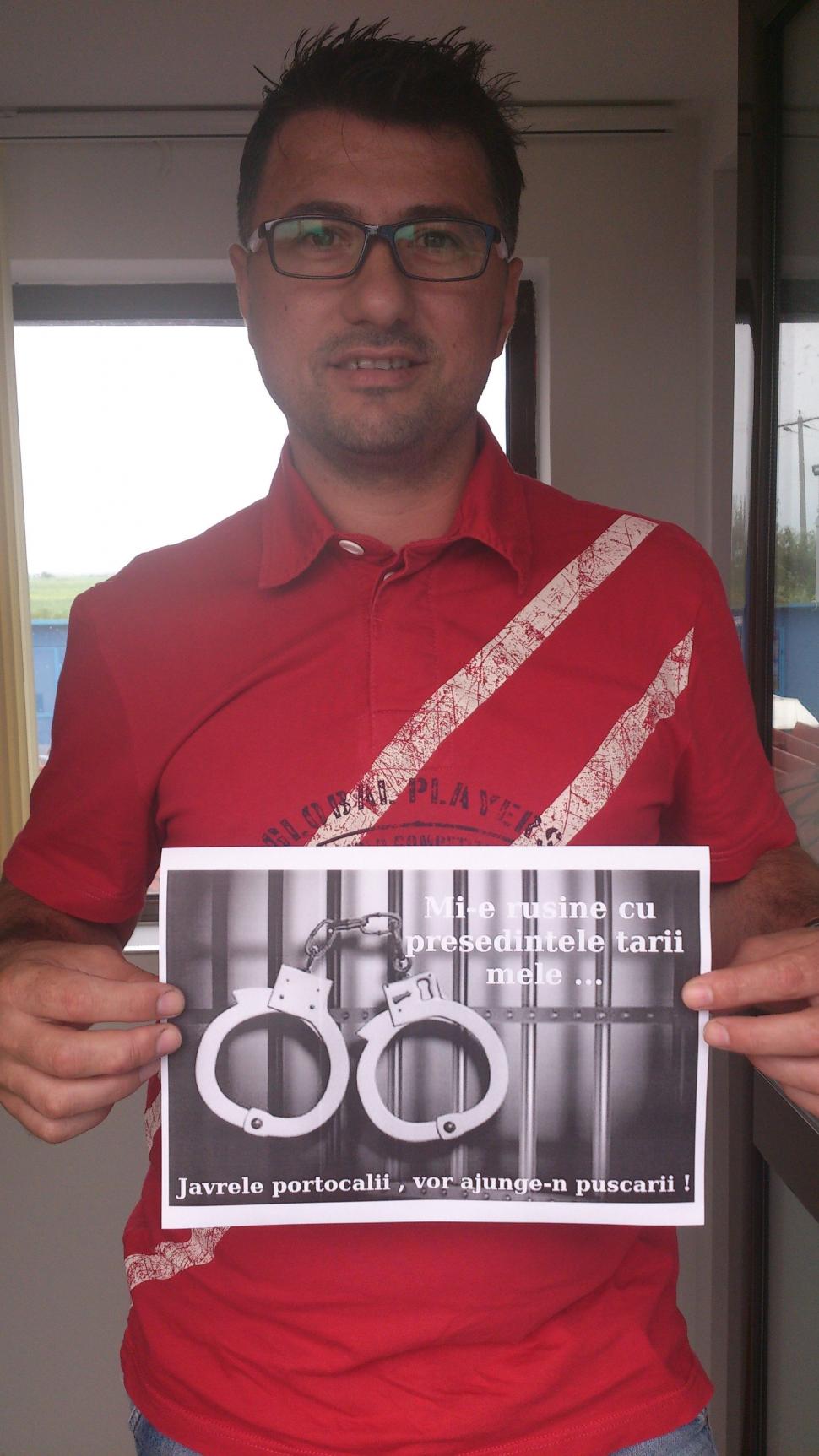 "Nu mai vreau să fii preşedintele ţării mele. Mi-e ruşine cu tine". IMAGINI şi MESAJE trimise pe banipentrubasescu@antena3.ro 264606