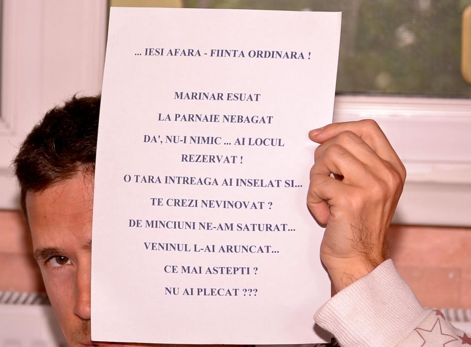 "Nu mai vreau să fii preşedintele ţării mele. Mi-e ruşine cu tine". IMAGINI şi MESAJE trimise pe banipentrubasescu@antena3.ro 264607
