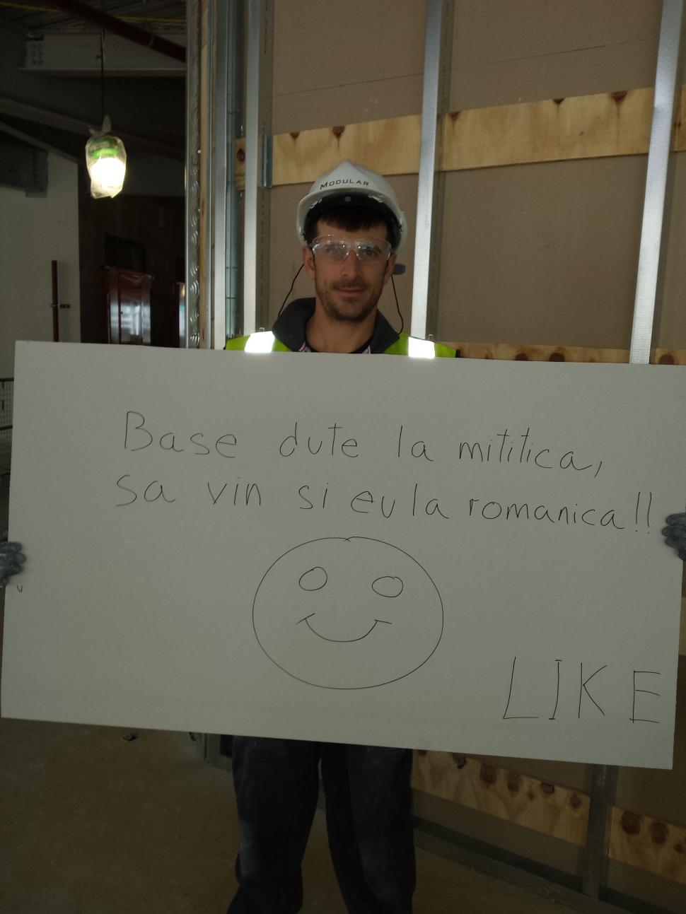 "Nu mai vreau să fii preşedintele ţării mele. Mi-e ruşine cu tine". IMAGINI şi MESAJE trimise pe banipentrubasescu@antena3.ro 264632