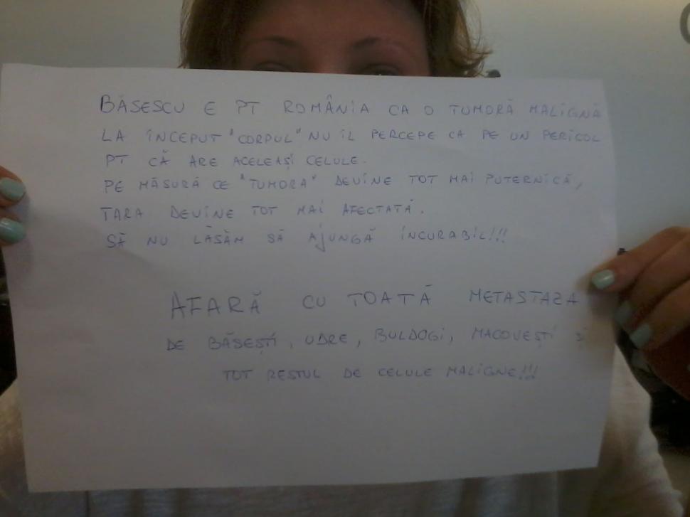 "Nu mai vreau să fii preşedintele ţării mele. Mi-e ruşine cu tine". IMAGINI şi MESAJE trimise pe banipentrubasescu@antena3.ro 264679