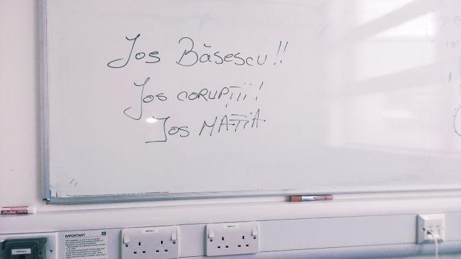 "Nu mai vreau să fii preşedintele ţării mele. Mi-e ruşine cu tine". IMAGINI şi MESAJE trimise pe banipentrubasescu@antena3.ro 264741
