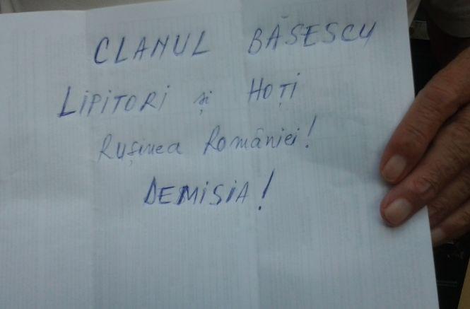 "Nu mai vreau să fii preşedintele ţării mele. Mi-e ruşine cu tine". IMAGINI şi MESAJE trimise pe banipentrubasescu@antena3.ro 264742