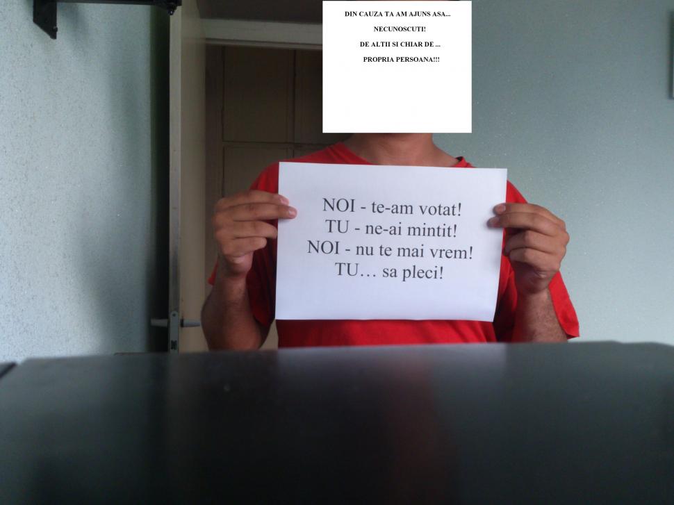 "Nu mai vreau să fii preşedintele ţării mele. Mi-e ruşine cu tine". IMAGINI şi MESAJE trimise pe banipentrubasescu@antena3.ro 264780