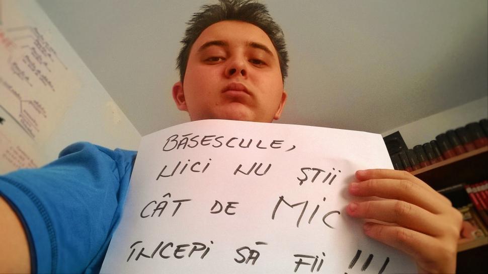 "Nu mai vreau să fii preşedintele ţării mele. Mi-e ruşine cu tine". IMAGINI şi MESAJE trimise pe banipentrubasescu@antena3.ro 264781