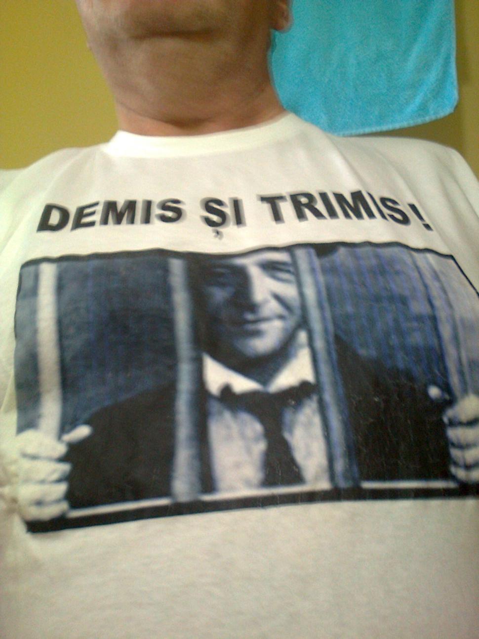 "Nu mai vreau să fii preşedintele ţării mele. Mi-e ruşine cu tine". IMAGINI şi MESAJE trimise pe banipentrubasescu@antena3.ro 264811