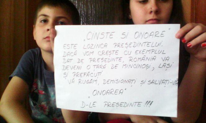 "Nu mai vreau să fii preşedintele ţării mele. Mi-e ruşine cu tine". IMAGINI şi MESAJE trimise pe banipentrubasescu@antena3.ro 264898