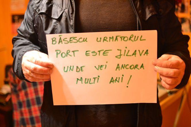 "Nu mai vreau să fii preşedintele ţării mele. Mi-e ruşine cu tine". IMAGINI şi MESAJE trimise pe banipentrubasescu@antena3.ro 264902