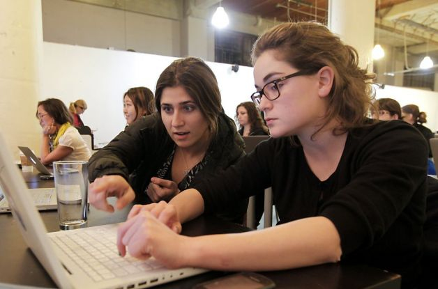 Google alocă zeci de milioane de dolari pentru ca mai multe femei să înveţe programare