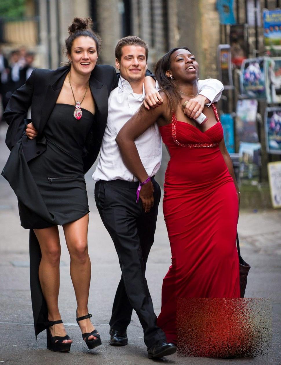 Ce au făcut studenţii de la Cambridge în ziua în care s-a terminat şcoala. Părinţii au împietrit când au văzut pozele: "Sunt o ruşine" 265155