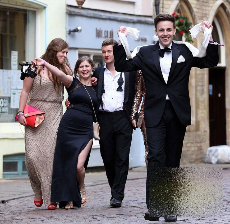 Ce au făcut studenţii de la Cambridge în ziua în care s-a terminat şcoala. Părinţii au împietrit când au văzut pozele: "Sunt o ruşine" 265162