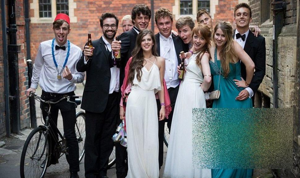 Ce au făcut studenţii de la Cambridge în ziua în care s-a terminat şcoala. Părinţii au împietrit când au văzut pozele: "Sunt o ruşine" 265163