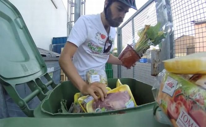 Un francez merge prin toată Europa şi mănâncă DOAR din coşurile de gunoi. Scopul este unul nobil