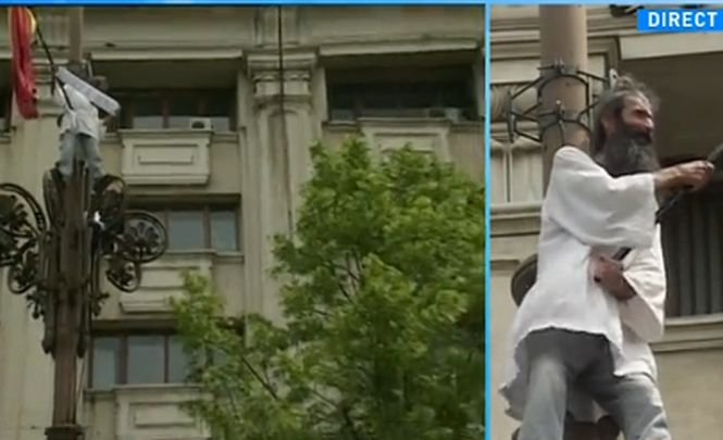 Bărbatul care s-a urcat pe un stâlp din apropierea Parlamentului a renunţat la protest