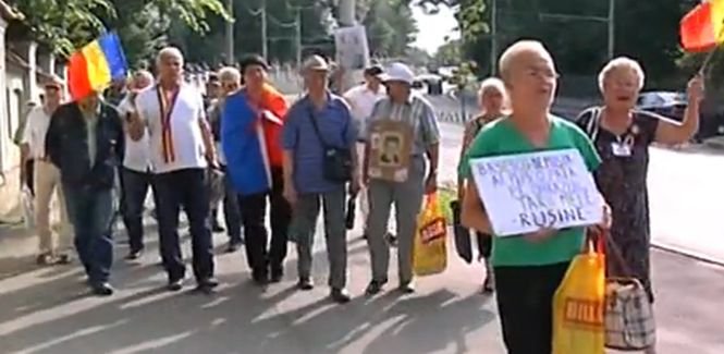 Protest anti-Băsescu în faţa Palatului Cotroceni
