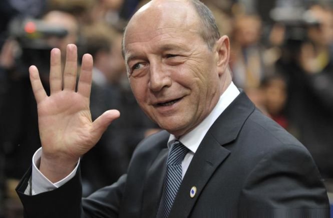 Băsescu merge la Bruxelles cu TINICHELE de coadă: fratele ARESTAT, ginerele URMĂRIT penal şi o declaraţie de DEMISIE