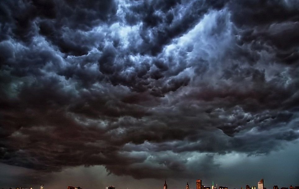 O noapte furtunoasă. România, măturată de vijeliile prezise de codul galben