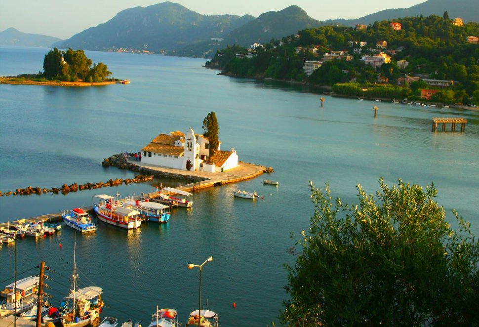Corfu, între oraşe moderne şi sate pescăreşti!
