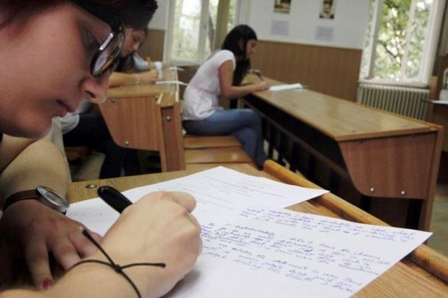 BACALAUREAT 2014. Aproape 144.000 de elevi vor susţine astăzi proba scrisă la Limba şi Literatura Română