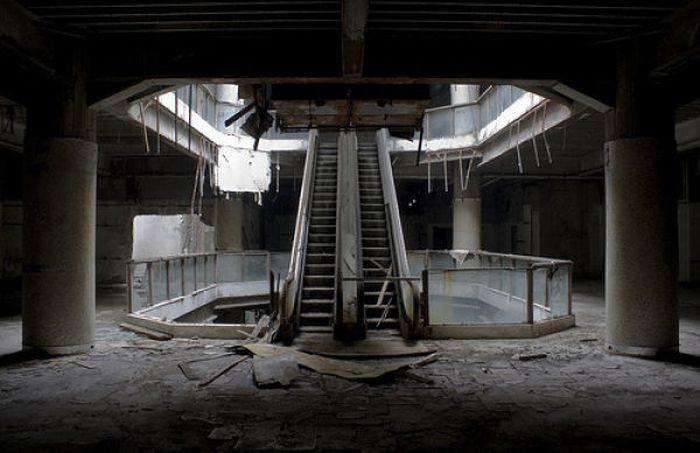 Blestemul celui mai luxos mall. Acum este o ruină, după ce a fost incendiat şi inundat 266091