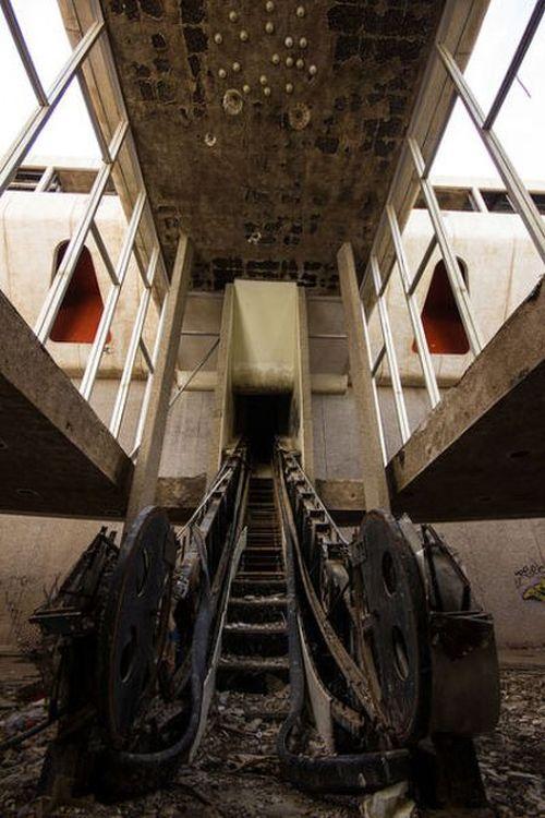 Blestemul celui mai luxos mall. Acum este o ruină, după ce a fost incendiat şi inundat 266092