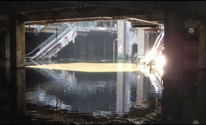 Blestemul celui mai luxos mall. Acum este o ruină, după ce a fost incendiat şi inundat 266094
