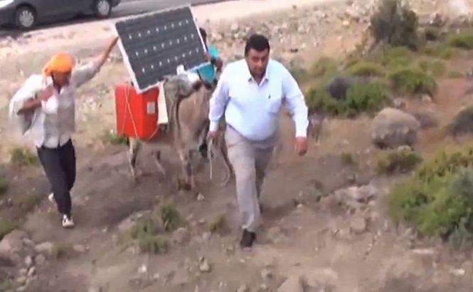 Ciobanul Ghiţă are concurenţă în Turcia. Panourile solare, cărate de măgari, asigură bateria telefoanelor mobile