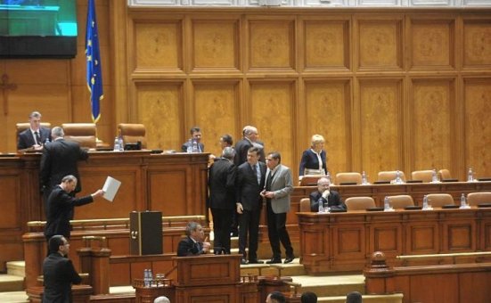 Cameră: 12 deputaţi PNL şi-au anunţat în plen DEMISIA din partid