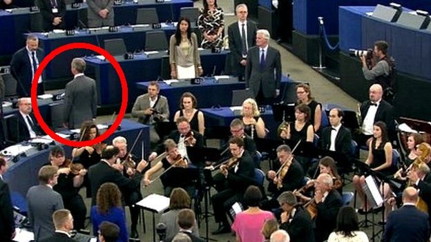 Gestul NEBUN făcut de Nigel Farage, în Parlamentul European. S-a întors cu spatele în plenul PE, în timpul intonării imnului Uniunii
