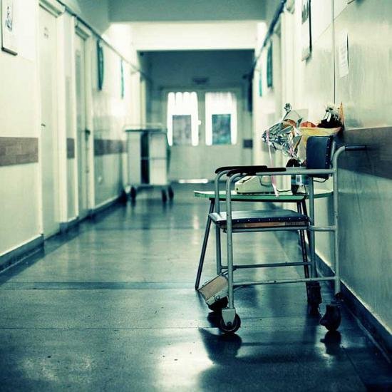 Ministerul Sănătăţii cere anchetă după ce un bătrân a murit, din cauza faptului că a fost plimbat între patru spitale
