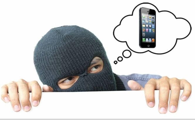 Cel mai prost hoţ din Elveţia este român! A furat un telefon, dar şi-a uitat propriul telefon la locul faptei
