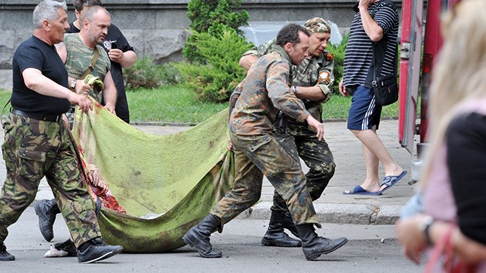 Vărsarea de sânge nu încetează în Ucraina. Un sat a fost pus la pământ de bombardamente violente. Oameni nevinovaţi au murit, ucişi de rebelii proruşi