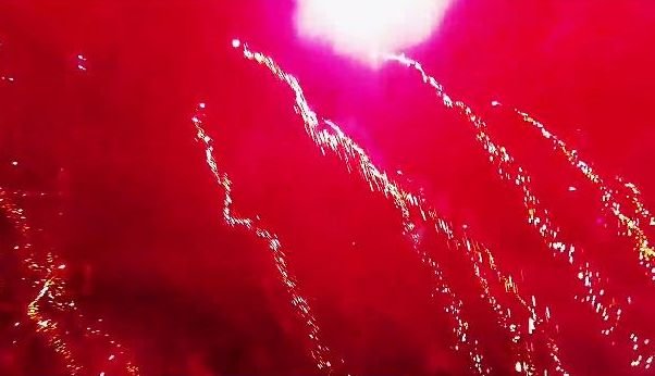 Imagini SENZAŢIONALE din mijlocul unui foc de artificii, filmate de o dronă