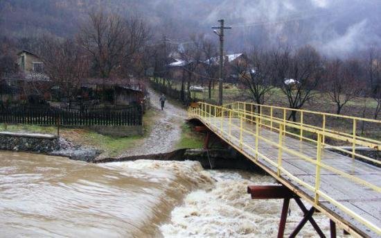 Cod galben de inundaţii în judeţele Harghita, Covasna, Neamţ, Bacău şi Vrancea 