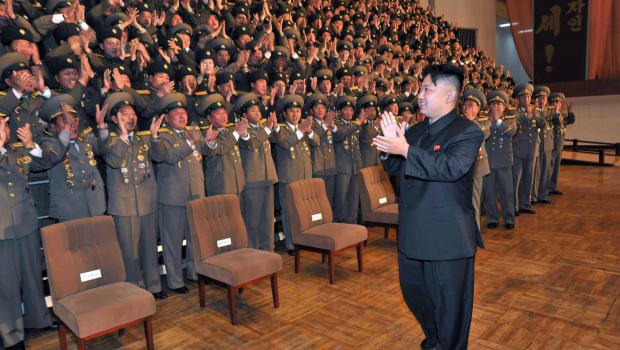 Kim Jong-un, &quot;căţeluşul şchiop&quot;. Liderul nord-coreean, surprins în timp ce şchiopăta la ceremonia în memoria bunicului său