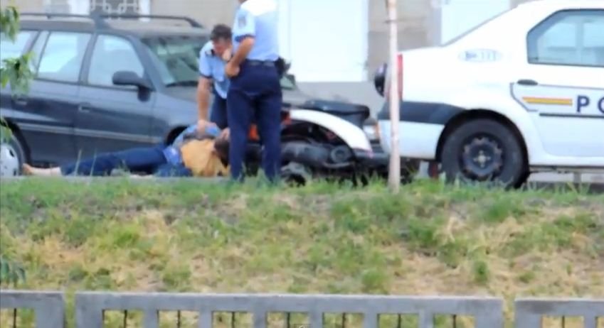 Poliţia Română primeşte o nouă lovitură. Mai mulţi agenţi sunt acuzaţi că au torturat un bărbat. Victima s-a ales cu timpanul spart în urma loviturilor