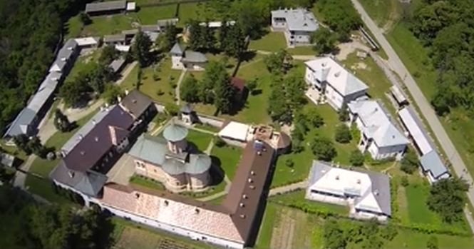 România la înălţime. Imagini spectaculoase cu Mânăstirea Polovragi, un monument de artă feudală