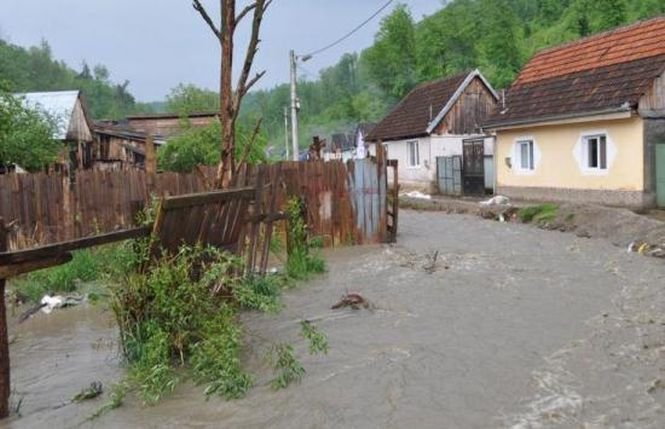 Zeci de case şi sute de gospodării, inundate în urma furtunii de noaptea trecută