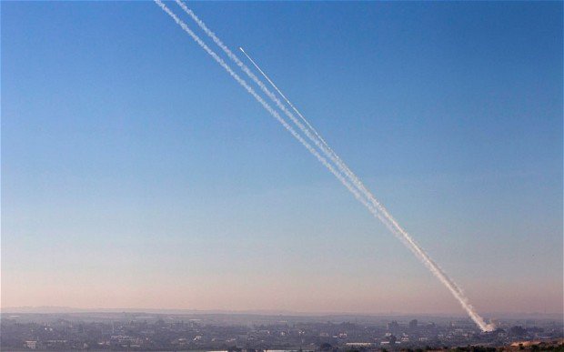 Armata israeliană a interceptat trei rachete deasupra oraşului Tel Aviv