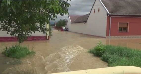 Inundaţii în Caraş-Severin. Zeci de străzi şi locuinţe, sub ape după o ploaie de o oră