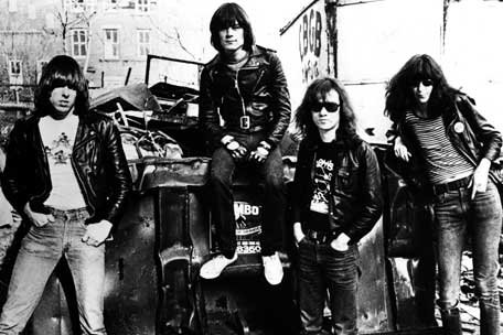 Toboşarul trupei Ramones, Tommy Ramone, a murit