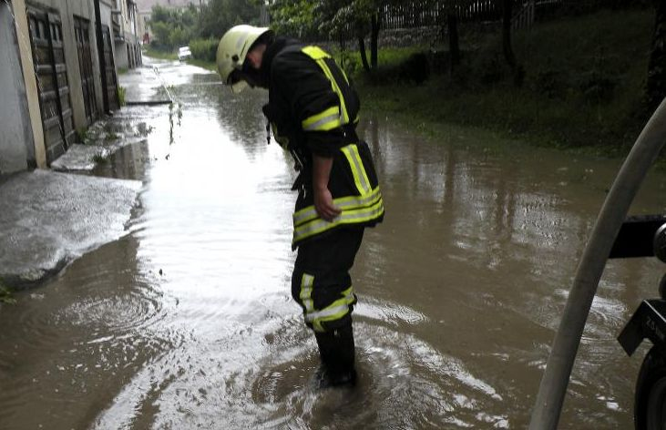Ploile TORENŢIALE au provocat inundaţii în mai multe localităţi din Caraş Severin