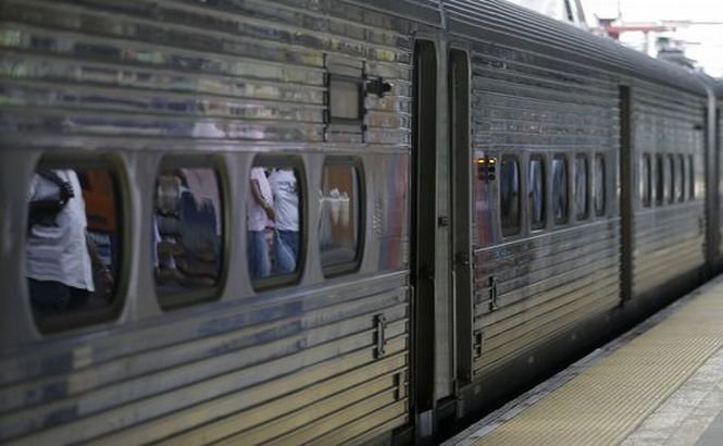 200 de pasageri au fost evacuaţi dintr-un tren DERAIAT în New Jersey. 4 persoane sunt internate în spital